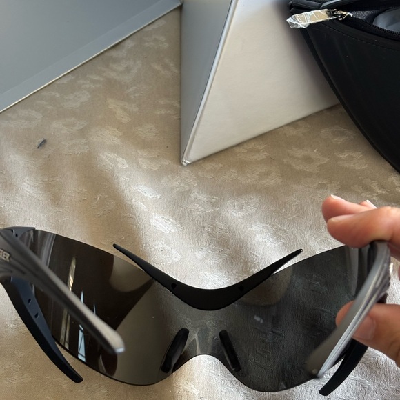 GENTLE MONSTER x MUGLER SUNGLASSES - Picture 12 of 16